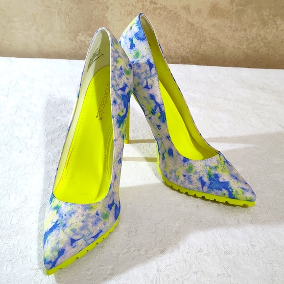 Shoe Dazzle Shoes - 4-inch High Heels by Shoe Dazzle Blue & White with Neon Yellow. Size 9